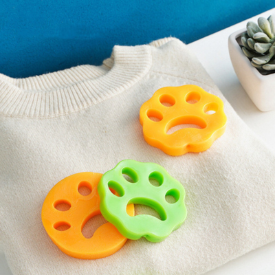 Deux attrape-poils en silicone présentés ensemble sur une surface blanche