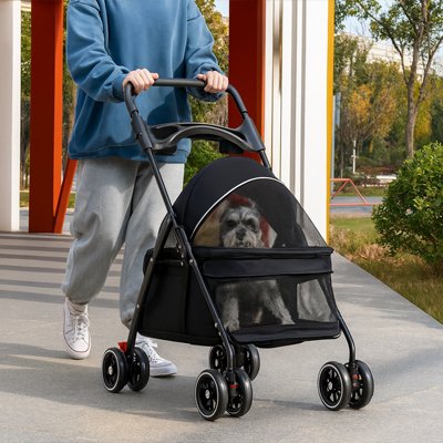 Homme vĂȘtu dâun sweat bleu et dâun pantalon gris poussant une poussette noire