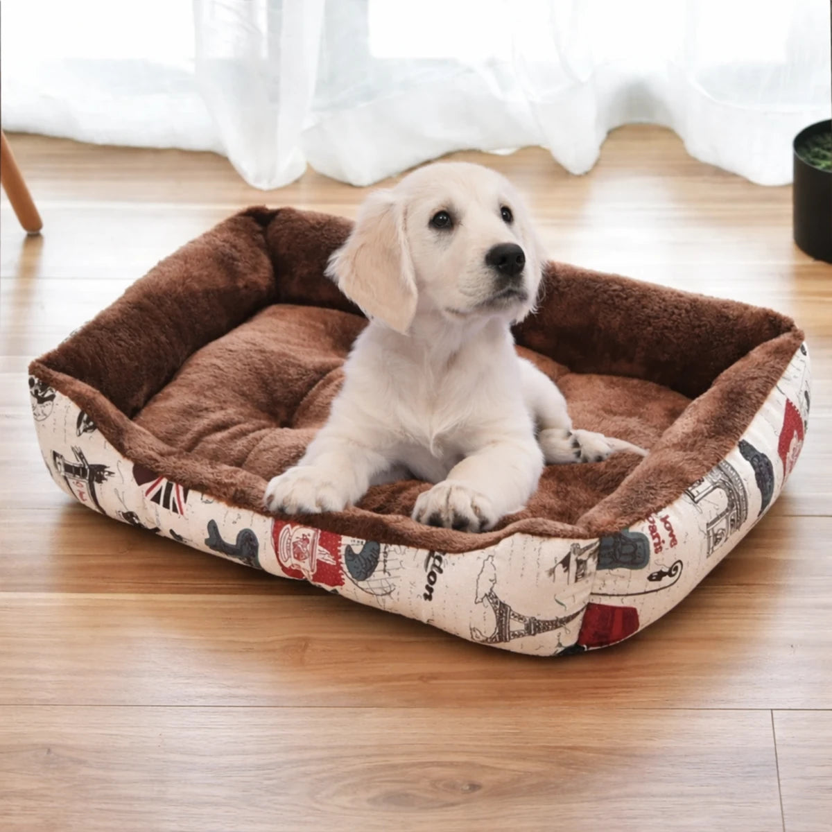 Chiot reposant dans un panier pour chien moelleux