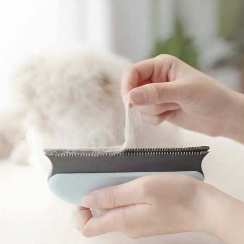 Brosse ramasse-poils ergonomique