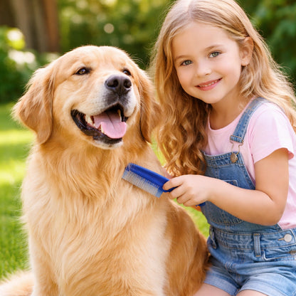 Chien bien peigné par une enfant avec peigne anti-puces pour toilettage