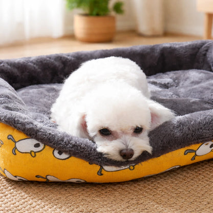 Chien allongé sur coussin pour chien en peluche douce et confortable