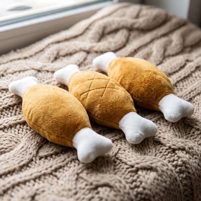 Jouet pour chien en forme d’os utilisé par un corgi dans le jardin.