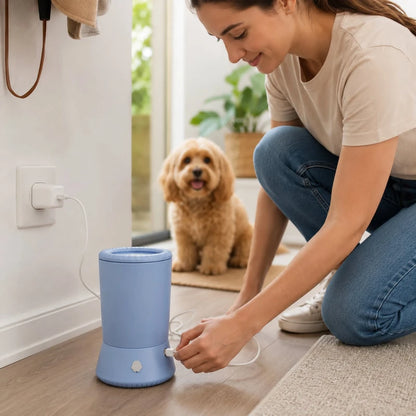 Lave-patte automatique pour chien en cours de recharge par câble USB, prêt à nettoyer les pattes sales après une promenade