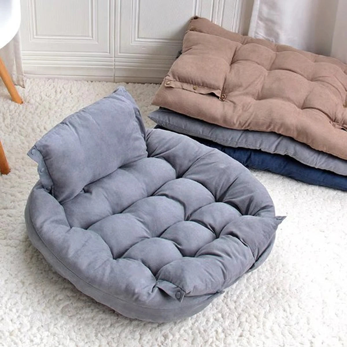 Lit coussin moelleux et confortable pour chien posé au sol avec plusieurs couleurs disponibles