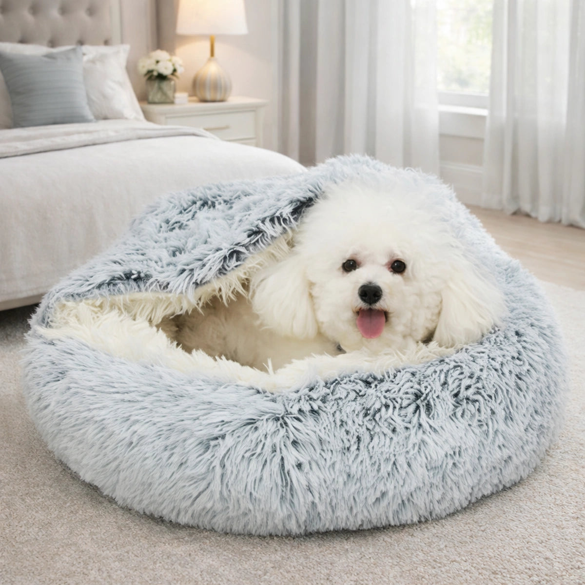 Lit donut pour chien en peluche bleu avec petit chien confortablement installé à l’intérieur
