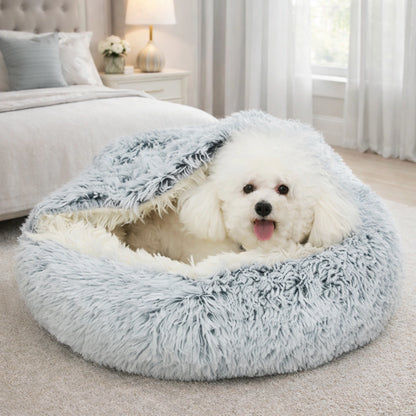 Lit donut pour chien en peluche bleu avec petit chien confortablement installé à l’intérieur

