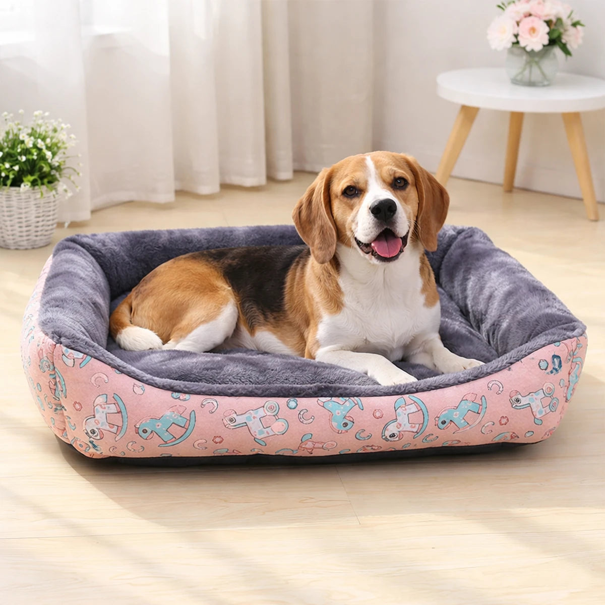 Beagle allongé sur lit pour chien confortable en intérieur lumineux