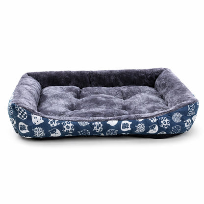 Lit rectangulaire pour chien en velours gris, bords rembourrés et extérieur bleu à motifs.