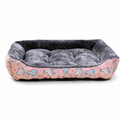 Lit rectangulaire pour chien en velours gris moelleux, rebords épais et extérieur rose à motifs.