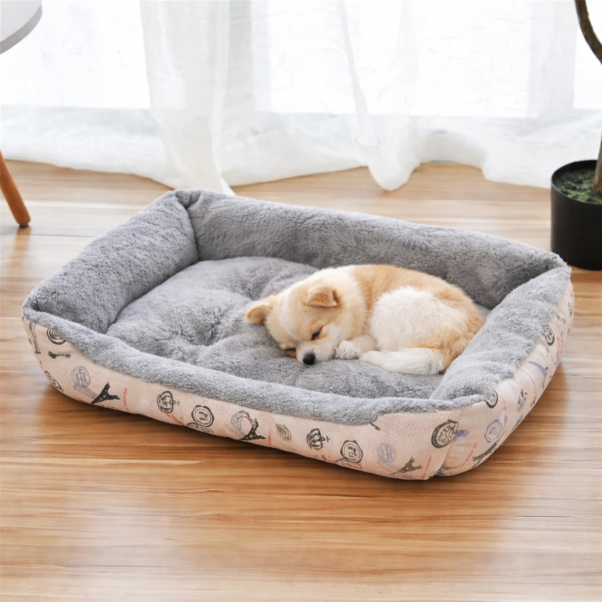 Chiot dormant paisiblement dans un panier pour chien gris confortable