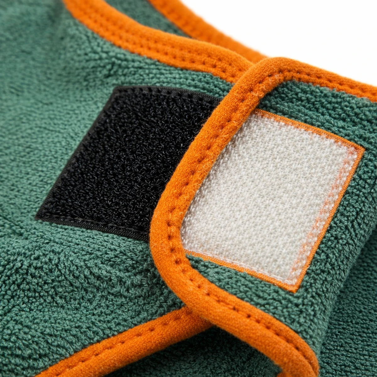 Peignoir absorbant pour chien avec fermeture velcro résistante et couture renforcée