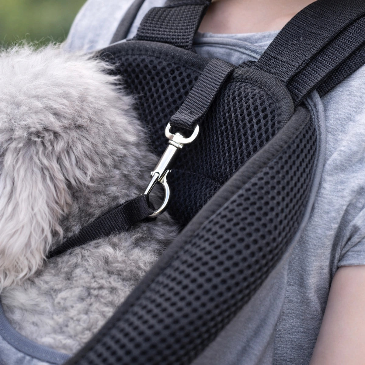 Sac de transport pour chien avec crochet de sécurité et bretelles rembourrées assurant maintien, confort et protection lors des déplacements