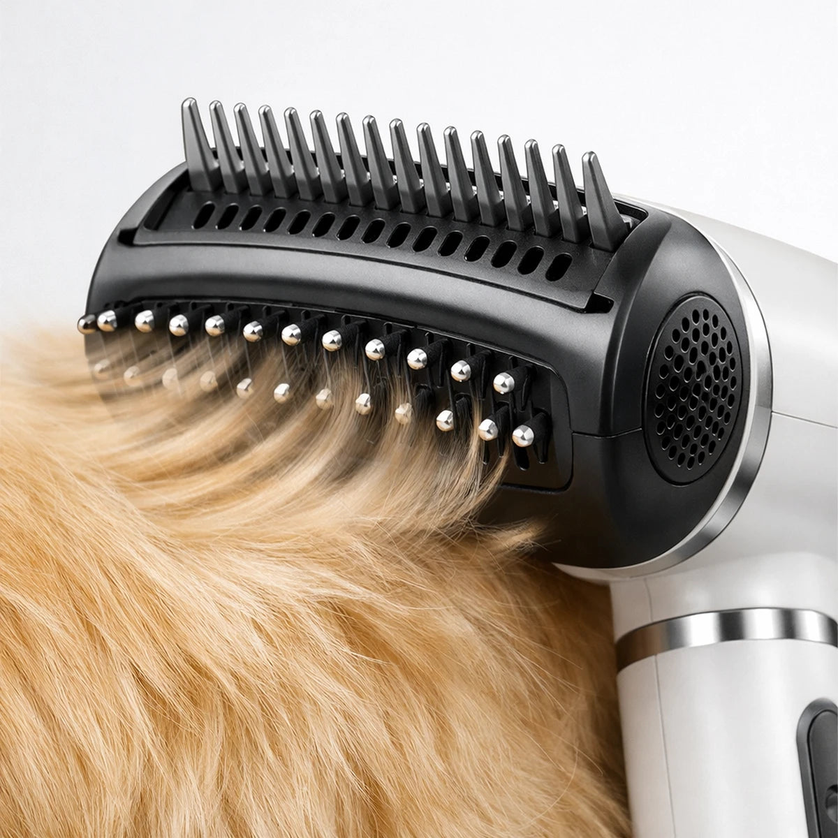 Séchoir pour chien 2-en-1 avec peigne de toilettage, gros plan tête du séchoir et diffusion d’air chaud