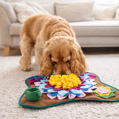 Chien utilisant un tapis de fouille pour stimulation mentale à la maison